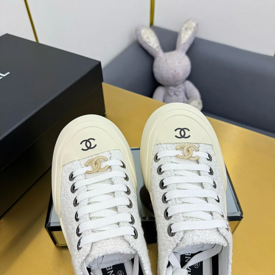 👟👟Ex-factory price 560👟👟 Top version, original quality! ! ! Chanel Chanel - 2025 biscuit shoes, the top casual sports shoes in the counter, this classic design; the upper is electro-embroidered with a variety of craftsmanship; the outsole is fashionable and sporty; the extraordinary inclusion of a variety of color elements... The diversified mix and match is very good-looking and versatile, casual, fashionable, sports, and outdoor can be taken into account... ꫛꫀꪝ Go➫ Material: ❶Upper: Original first-layer cowhide ❷Inner: Sheepskin ❸Outsole is based on: original TPU combination outsole, full set of boutique packaging for women 35–41 👉
